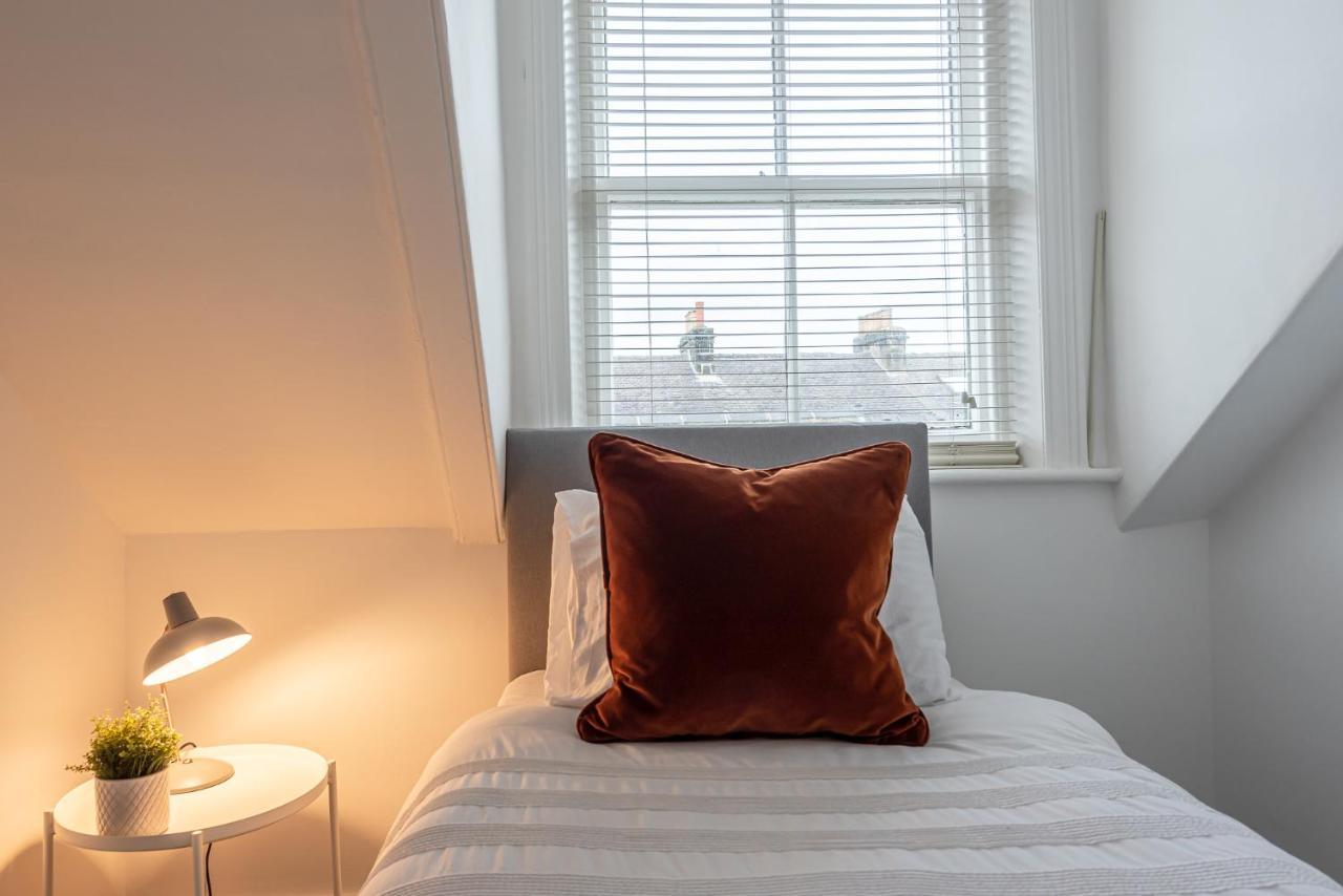 Perfectly Located 4 Storey Townhouse With 2 Parking Spaces In Central Harrogate Exterior foto